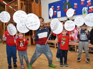 Das Bild zeigt viele Kinder mit Schildern in den Händen.