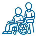 Das Bild zeigt eine Person, die andere andere Person im Rollstuhl schiebt.