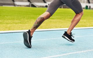 Auf dem Bild sieht man Beine, die bei einer Sportveranstaltung rennen.