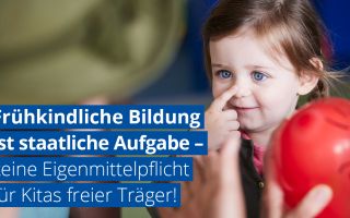 Auf dem Bild ist ein kleines Mädchen zu sehen, dass auf seine Nase zeigt.