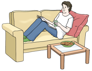 Das Bild zeigt eine Person, die gemütlich mit einem Getränk und einem Buch auf dem Sofa liegt.