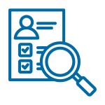 Das Bild zeigt Unterlagen, die mit einer Lupe angeschaut werden.