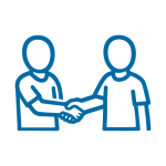 Das Bild zeit zwei Personen, die sich die Hände schütteln.