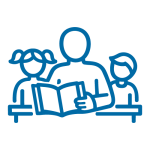 Das Bild zeigt eine Person, die zwei Kindern etwas aus einem Buch vorliest.