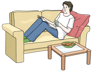 Das Bild zeigt eine Person, die gemütlich mit einem Getränk und einem Buch auf dem Sofa liegt.