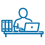 Das Bild zeigt eine Person, die an einem Schreibtisch sitzt und an einem Computer arbeitet.