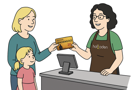 Eine Käuferin löst ihr Drachengold Gutschein im Hofladen ein.