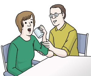 Auf dem Bild hilft eine Person einer anderen beim Trinken – es geht um Unterstützung im Alltag.