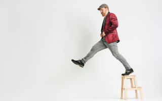 Das Bild zeigt Steven Elijah Presly, der auf einem Stuhl steht.