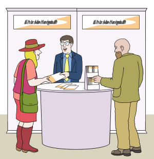 Das Bild zeigt einen Infostand auf einer Messe. Zwei Personen informieren sich und nehmen Flyer mit.