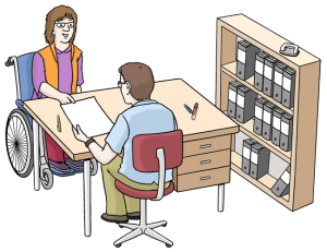 Auf dem Bild spricht eine Frau im Rollstuhl mit einem Mann an einem Schreibtisch – sie stellt einen Antrag oder bespricht wichtige Unterlagen.