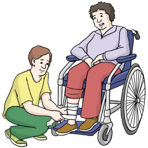 Auf dem Bild wird einer Person im Rollstuhl von einer anderen Person der Verband am Bein gewechselt – es geht um Unterstützung bei der Pflege.